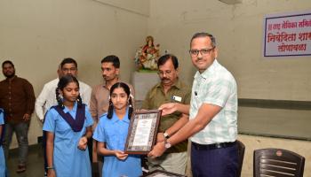“घर घर संविधान” उपक्रमांतर्गत लोणावळा नगरपरिषदेच्या शाळांमध्ये संविधान उद्देशिकेचे वाटप