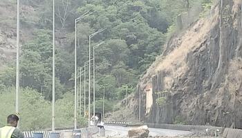 बोरघाटात मोठा अनर्थ टळला; पोलीस विभाग, महाराष्ट्र राज्य रस्ते विकास महामंडळ, आयआरबी आणि तांत्रिक यंत्रणांच्या समन्वयातून ५ टनांचा दगड सुरक्षित हटवला