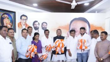 शिवसेनेच्या ६० व्या वर्धापन दिनानिमित्त लोणावळ्यात ज्येष्ठ नागरिकांना छत्री वाटप; खासदार श्रीरंग आप्पा बारणे यांच्या हस्ते शुभारंभ