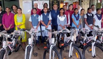 Lonavala Rotary Club News l रोटरी क्लब ऑफ लोणावळा च्या वतीने सावित्रीच्या लेकींना मोफत सायकली वाटप
