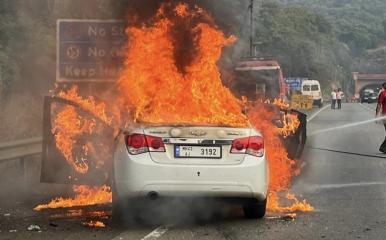 Expressway Car Burning : मुंबई पुणे एक्सप्रेस वेवर धावती कार जळून खाक