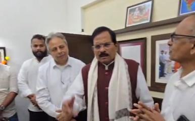 लोणावळ्यात केंद्रीय ऊर्जा मंत्री श्रीपाद नाईक यांची व्यापारी संघाने घेतली भेट; ब्लिंकिट ऑनलाईन सर्व्हिस मुळे लोणावळ्यातील लहान व्यवसायिकांवर मोठा परिणाम होत असल्याची मांडली खंत