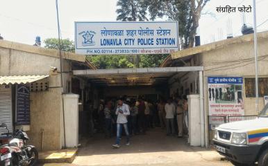 Lonavala News l लोणावळ्यात बंगल्यात सुरू असलेल्या 'हाय-प्रोफाइल' धिंगाण्यावर पोलिसांचा छापा; ९ पुरुष, ७ महिलांसह १८ जणांवर गुन्हा दाखल
