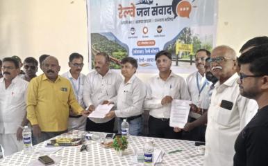 Khandala News l खंडाळा रेल्वे स्थानकावरील प्रवासी सुविधा वाढवा; लोकल खंडाळ्यापर्यंत सुरू करण्याची खंडाळा ग्रामस्थांची मागणी
