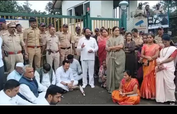 लोणावळ्यातील टाटा कंपनीच्या कार्यालयाबाहेर नगरसेवकांचा ठिय्या मोर्चा; टाटाने पूरग्रस्तांना मदत न केल्यास तीव्र स्वरूपाचे आंदोलन करण्याचा इशारा 