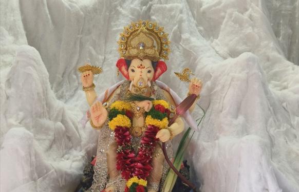 ढोल ताशांच्या गजरात लोणावळा शहर व परिसरात घरोघरी लाडक्या गणपती बाप्पांचे आगमन
