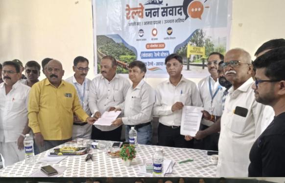 Khandala News l खंडाळा रेल्वे स्थानकावरील प्रवासी सुविधा वाढवा; लोकल खंडाळ्यापर्यंत सुरू करण्याची खंडाळा ग्रामस्थांची मागणी
